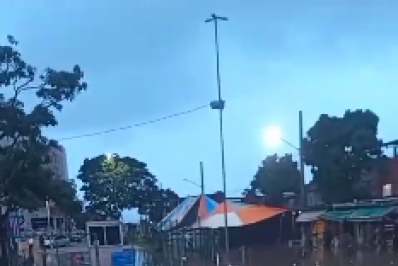 Mulher em trabalho de parto é resgatada com um bote