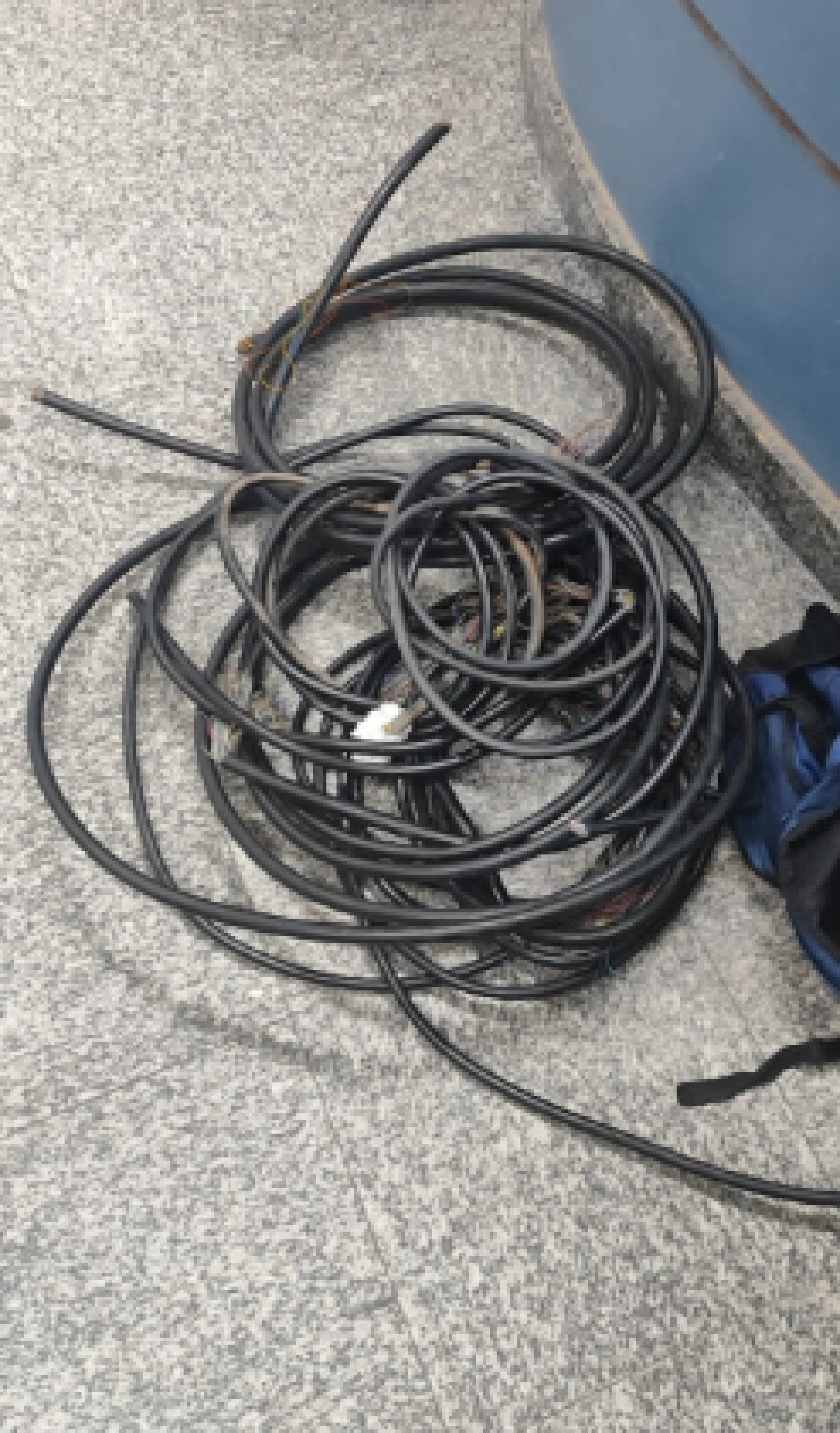 Homem foi preso por furtar 7 kg de cabos de energia - Reprodução / @pmerj