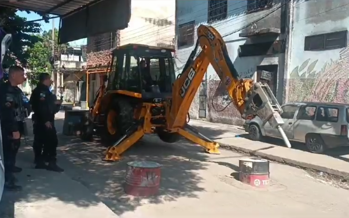 Polícia Militar retira barricadas na Vila Kennedy