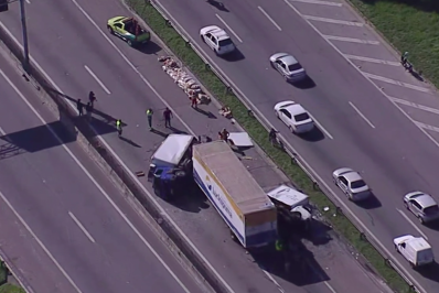 Colisão entre três caminhões deixa cinco feridos na Via Dutra