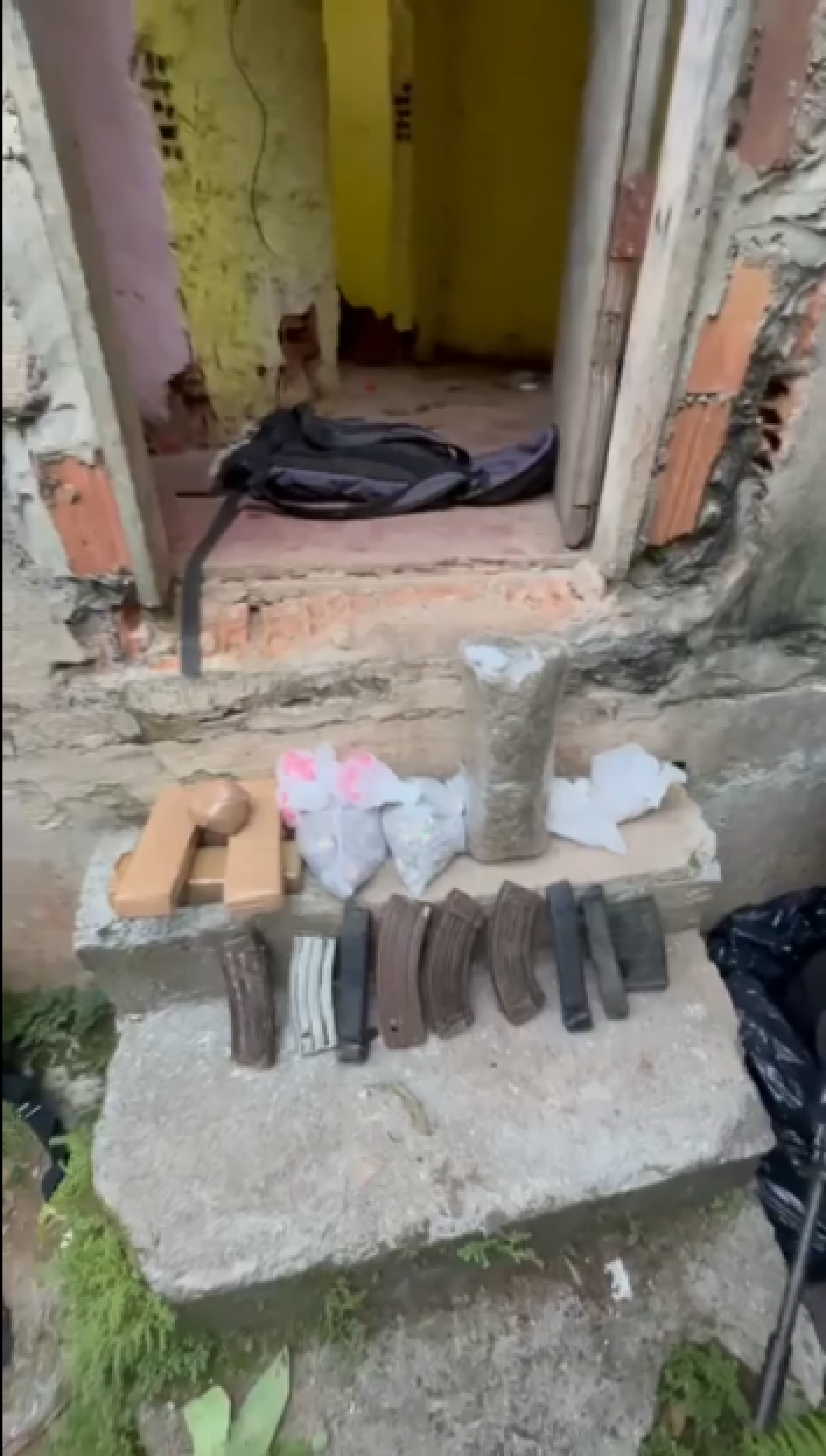 Pistola, carregadores de fuzil e drogas foram apreendidas no Morro da Formiga