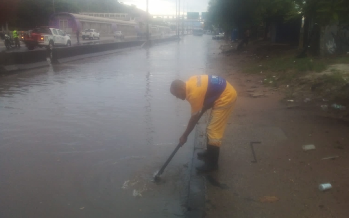 Avenida Brasil, altura da Vila do João, interditada por conta de um alagamento