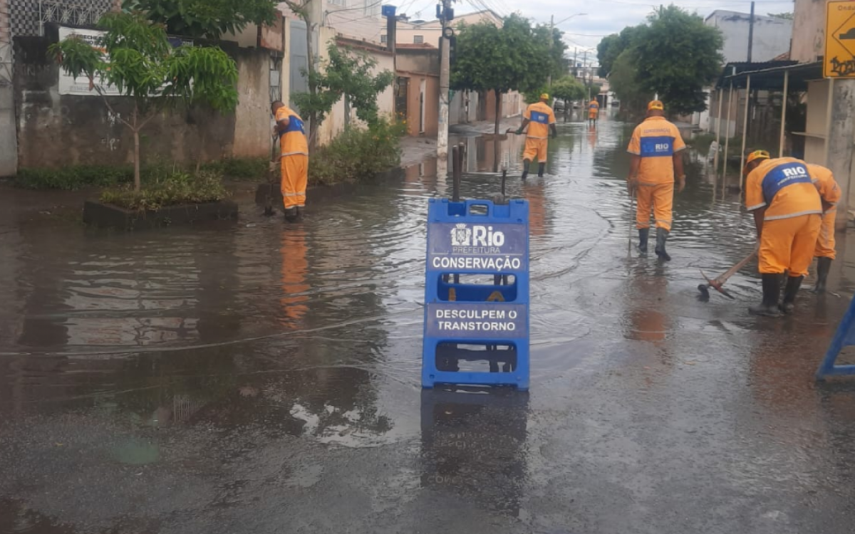 Equipe da prefeitura atua no bairro Jardim América, Zona Norte do Rio