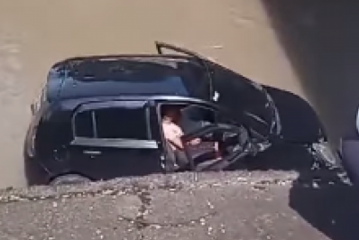 Vídeo: carro perde o controle e cai dentro de rio em Bangu