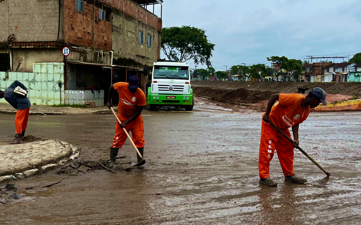 Equipes da Secretaria Municipal de Conservação está varrendo as ruas e recolhendo o lixo