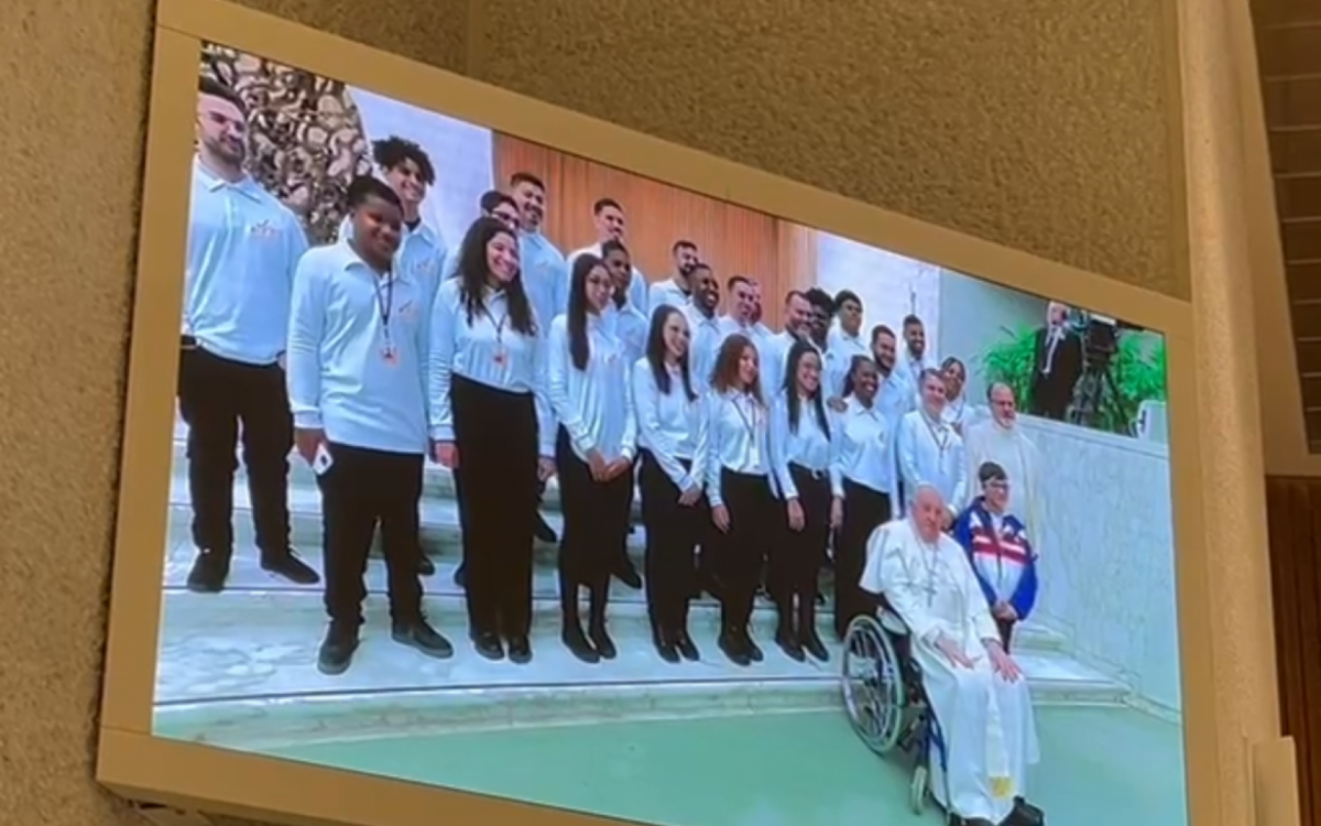 Momento em que o Papa Francisco tira foto com os alunos da orquestra