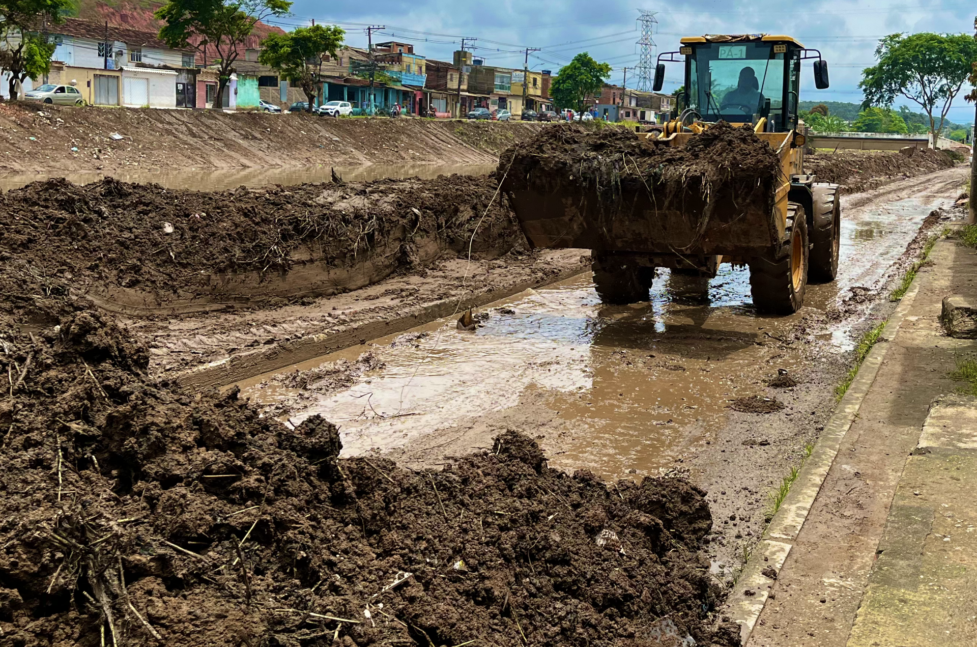 Barro e lama estão sendo retirados do rio Botas para melhorar o fluxo da água - Divulgação / PMBR