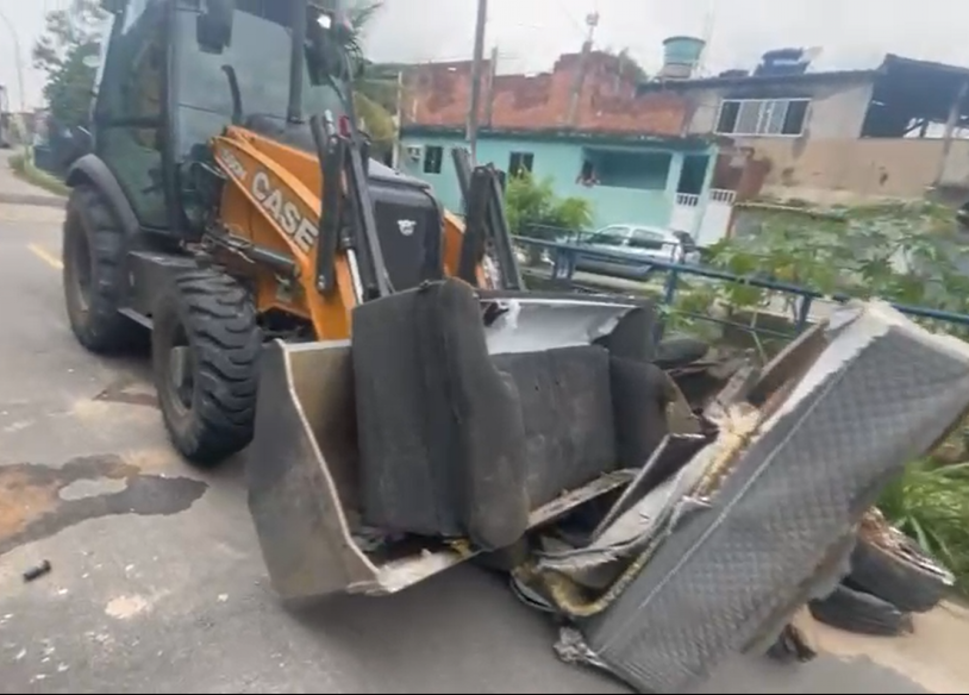 As barricadas atrapalhavam o deslocamento livre dos moradores e o acesso para as realiza&ccedil;&otilde;es de obras p&uacute;blicas  - Reprodu&ccedil;&atilde;o