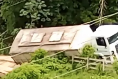 Ponte cede e carreta cai dentro de rio em Cantagalo