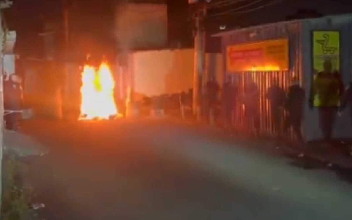Barricadas incendiadas impedem a entrada dos policiais na Cidade de Deus
