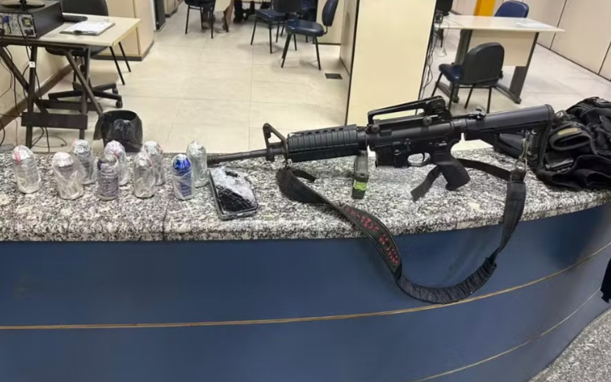 Material apreendido com um criminoso da CDD no Conjunto César Maia