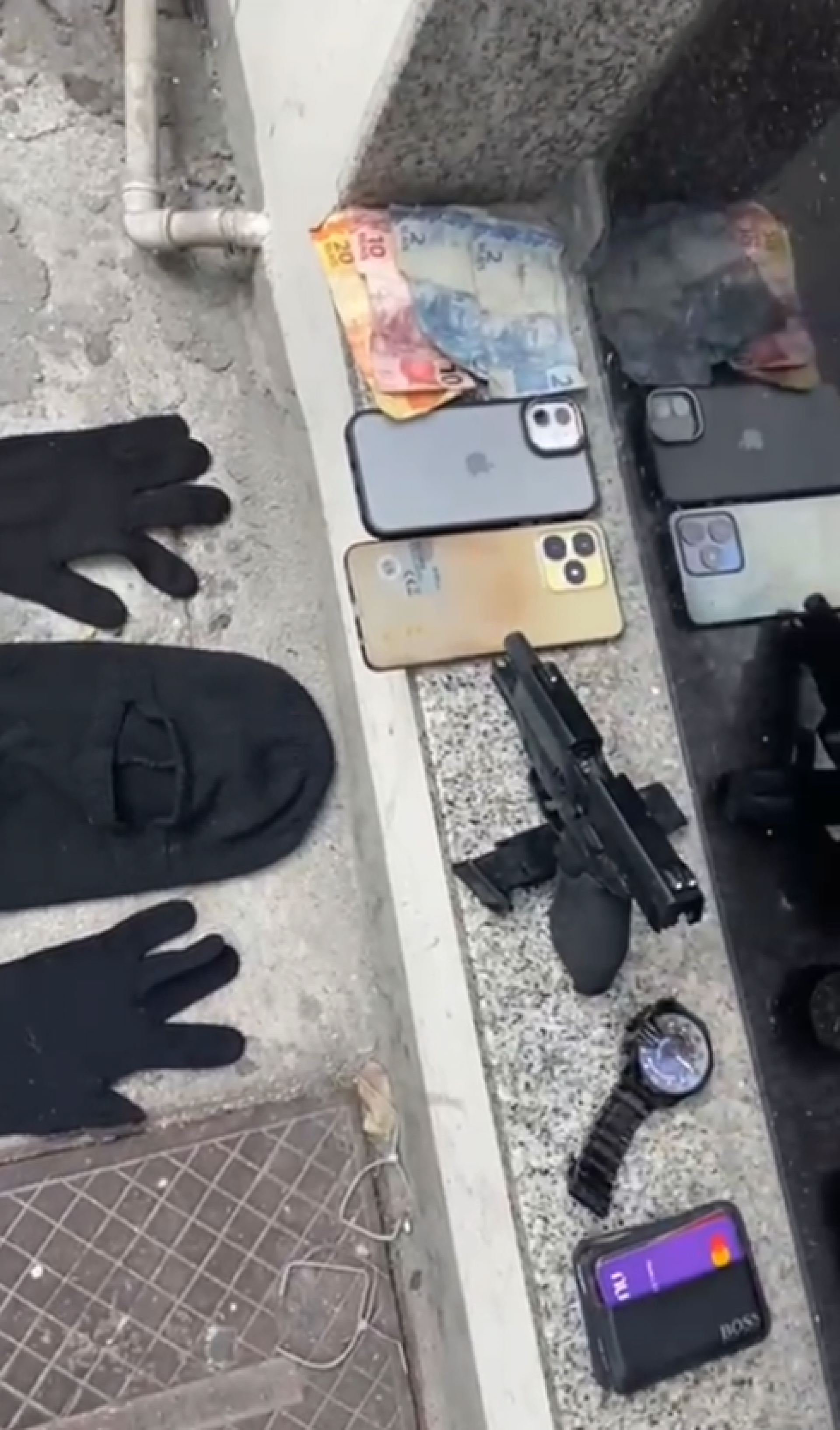 Na abordagem, foram apreendidas uma touca ninja e uma r&eacute;plica de pistola