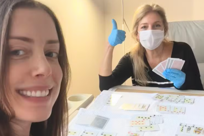 Em tratamento contra o câncer, Fabiana Justus joga baralho com a mãe