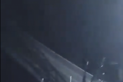 Vídeo mostra jovens exibindo réplicas de armas de fogo em frente a posto da Polícia Militar, no Jardim Catarina