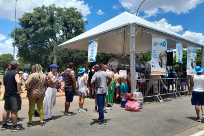 Foliões passam mal por causa do calor e Pabllo interrompe bloco de carnaval em SP