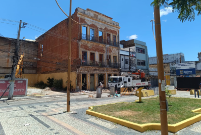 Risco de tragédia gera demolição do que resta de antigo hotel no centro da cidade