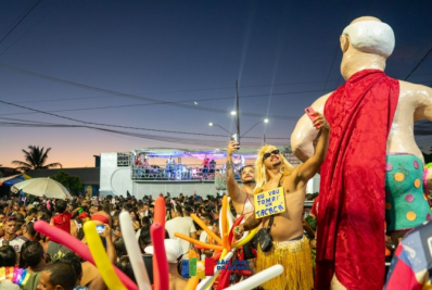 Congos e Chinês se superam em luxo durante tradicional disputa na avenida