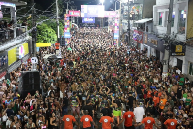 Avenida do samba recebe mais de 40 mil pessoas no penúltimo dia de carnaval