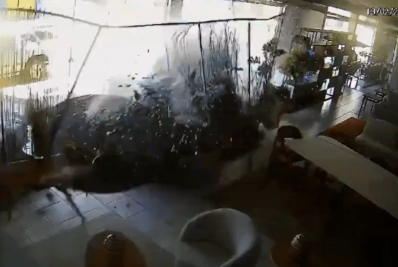 Vídeo: Carro desgovernado invade loja de móveis em Ibitinga, no interior de SP