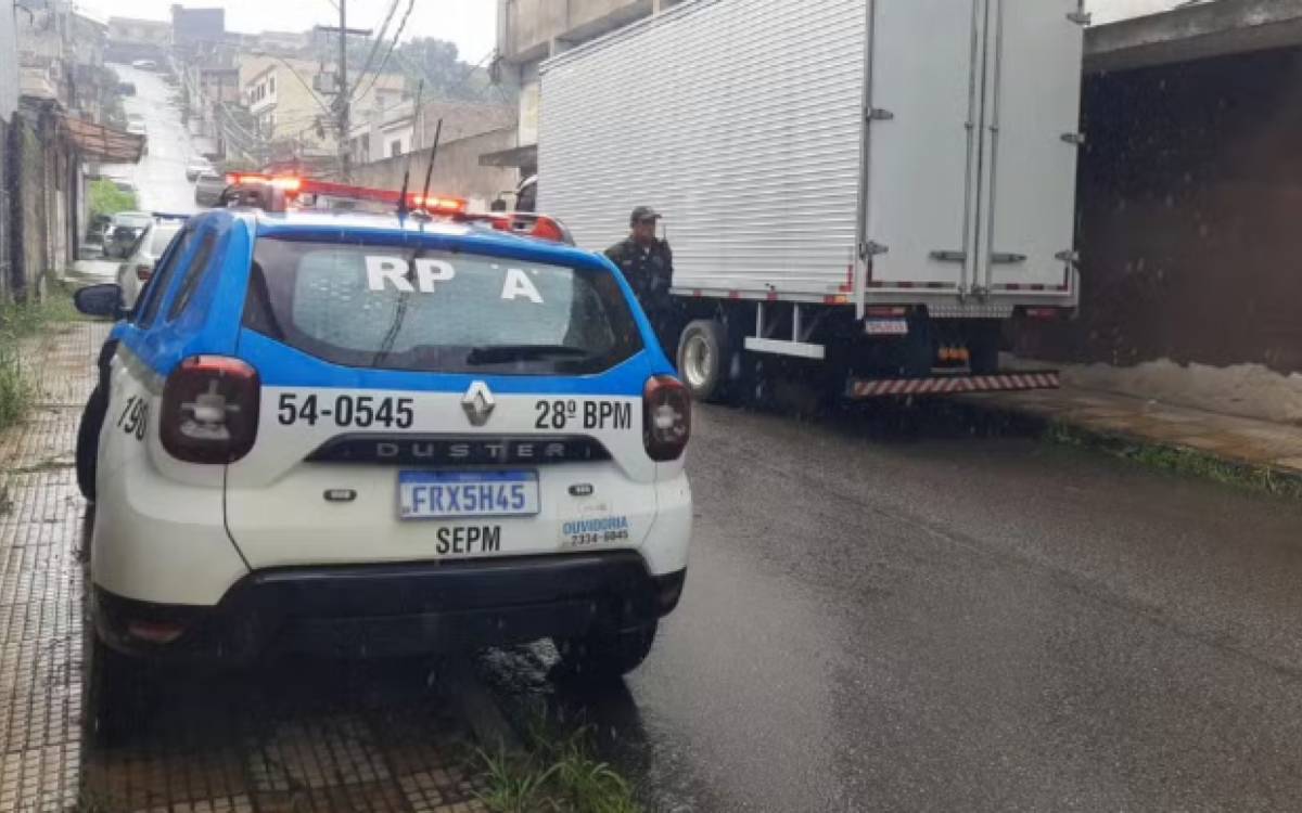 Caminhão foi encontrado vazio em Volta Redonda - Divulgação / Polícia Militar
