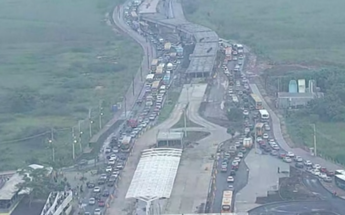 Vazamento de água forma buraco na Av. Dom João VI e provoca trânsito intenso na região