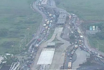 Vazamento abre buraco em pista e causa trânsito quilométrico em Guaratiba