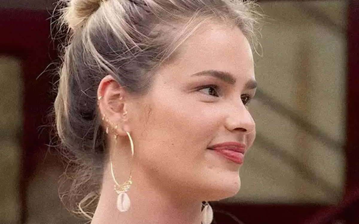 Yasmin Brunet usa argolas com búzios no BBB 24 - Reprodução