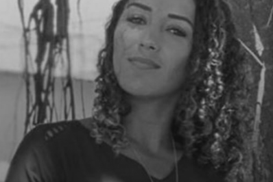 Mulher é morta a facadas pelo ex-companheiro na frente da filha em Saquarema