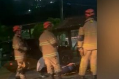 VÍDEO: Acidente entre carro e moto deixa homem ferido em Cabo Frio