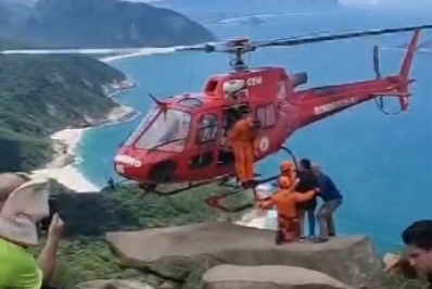 Mulher é resgatada de helicóptero pelos bombeiros após fraturar perna em trilha na Zona Oeste