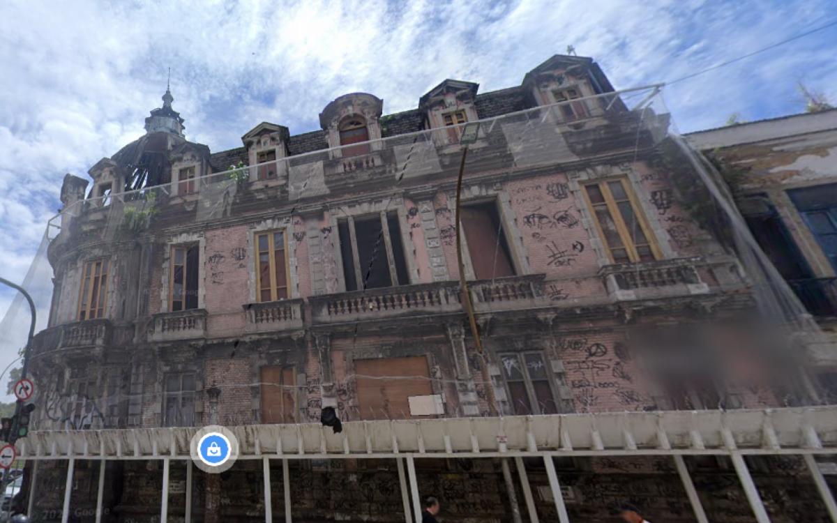 O imóvel está localizado na Praça da República, nº 22, esquina com a Avenida Visconde do Rio Branco