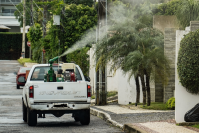Agentes que trabalham em carros fumacê têm desenvolvido doenças graves, diz estudo da Fiocruz