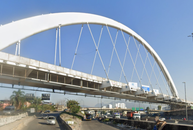 Motociclista é flagrado na faixa exclusiva do BRT com a placa tampada