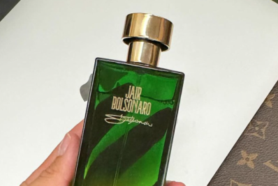 Bolsonaro ganha linha de perfume com seu nome, depois de batizar botina e estampar calendário
