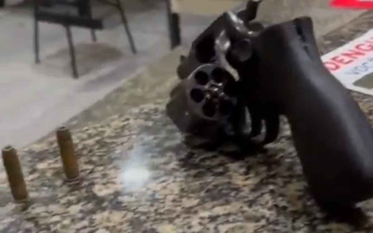 Rev&oacute;lver apreendido com o falso entregador - Divulga&ccedil;&atilde;o / Pol&iacute;cia Militar