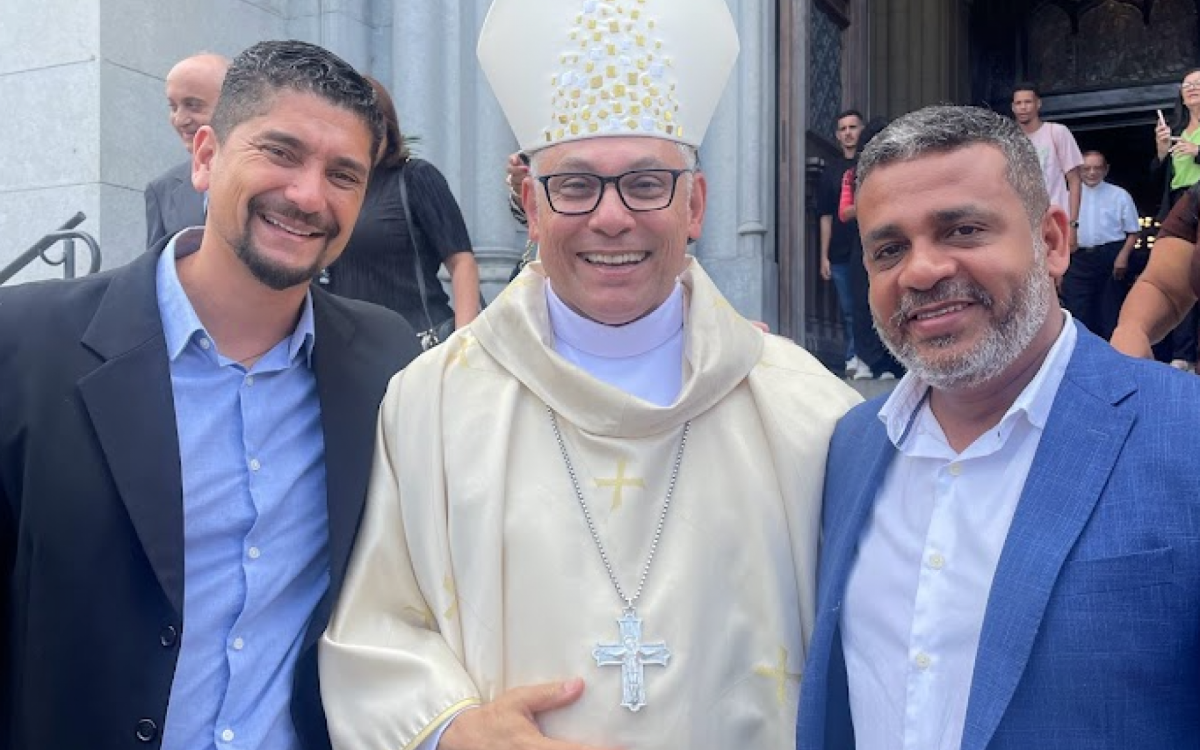 Leonardo Manso e Alex Castellar com o agora arcebispo de Fortaleza, Dom Gregório Paixão, antecessor de Dom Joel Portella Amado