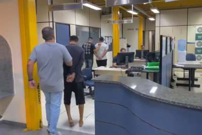 Dupla responsável por diversos roubos a ônibus é presa em flagrante na Pavuna