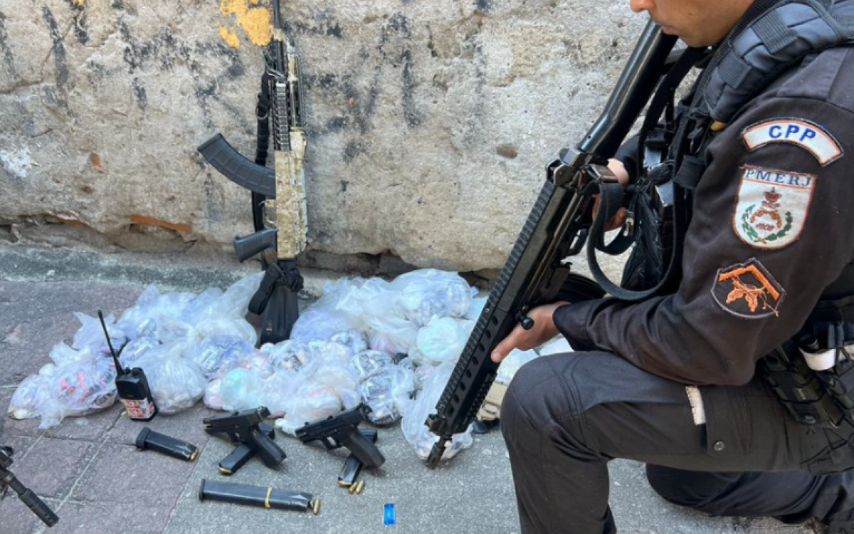 Material apreendido durante a ação no Morro São João