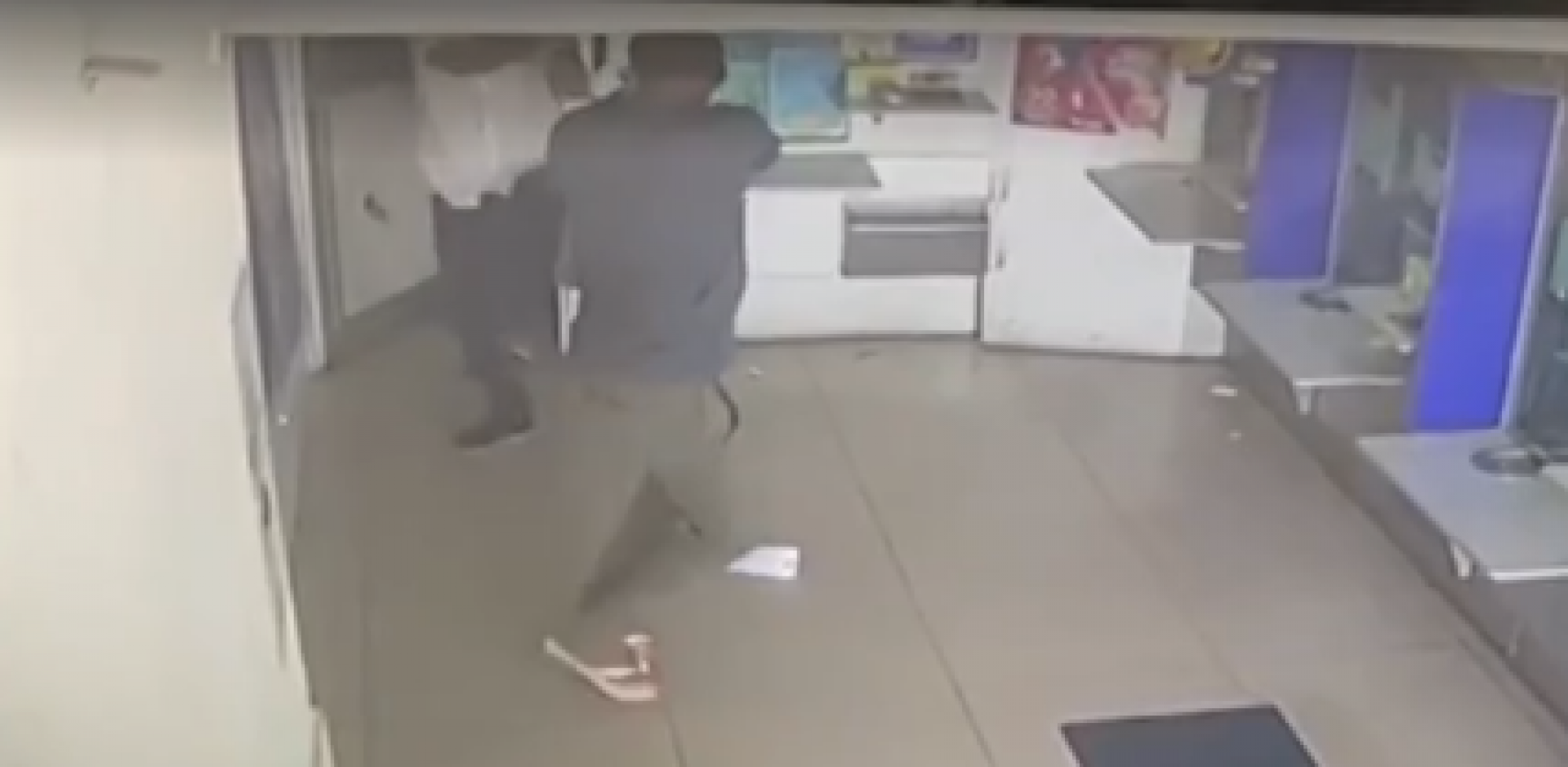 Mas acaba atingido durante a perseguição ao suspeito - Reprodução