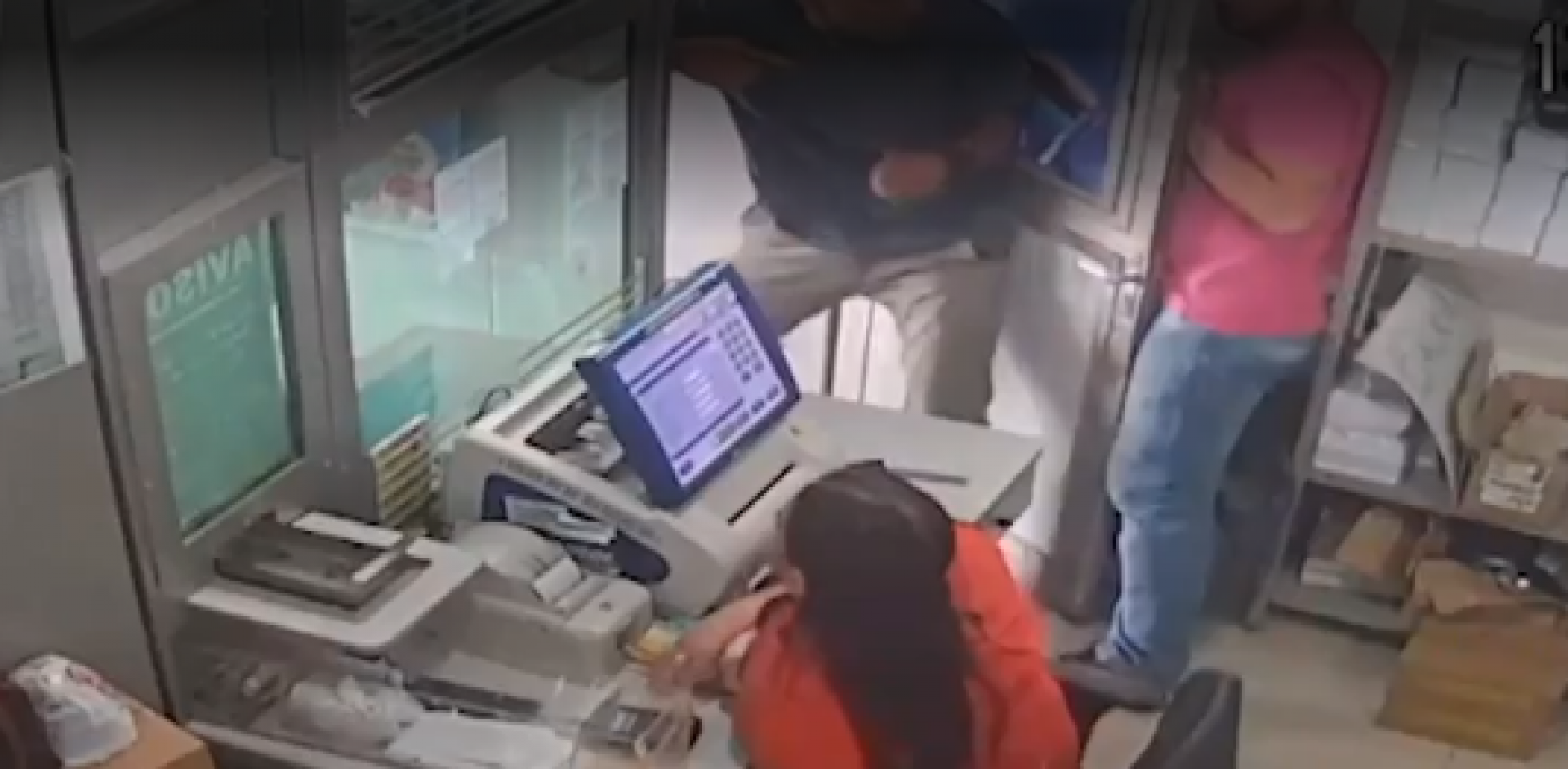 O suspeito agride o filho do dono da lotérica e rende a caixa para pegar o dinheiro - Reprodução