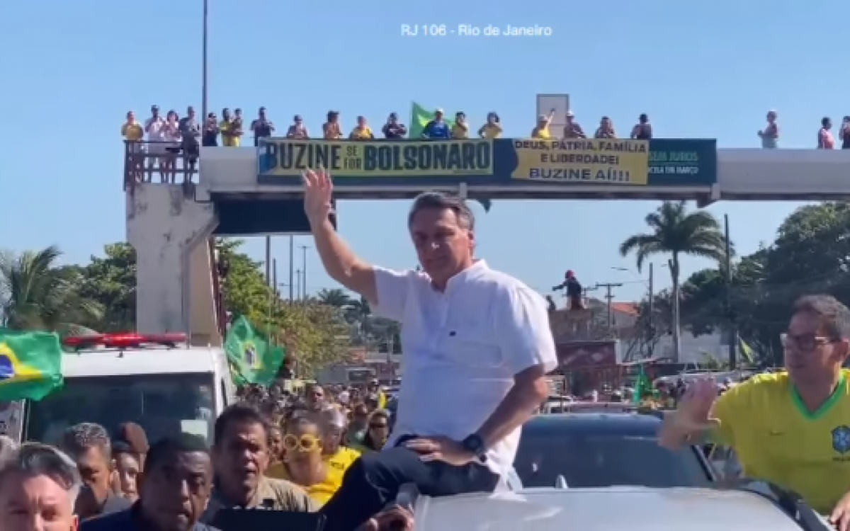 Bolsonaro passa por Iguaba Grande em carreata 
