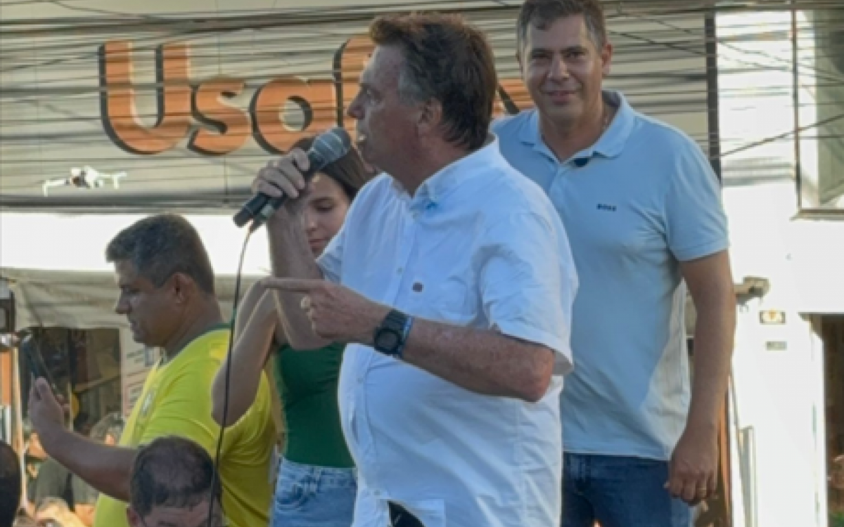 Bolsonaro discursa no trio ao lado de Dr. Serginho