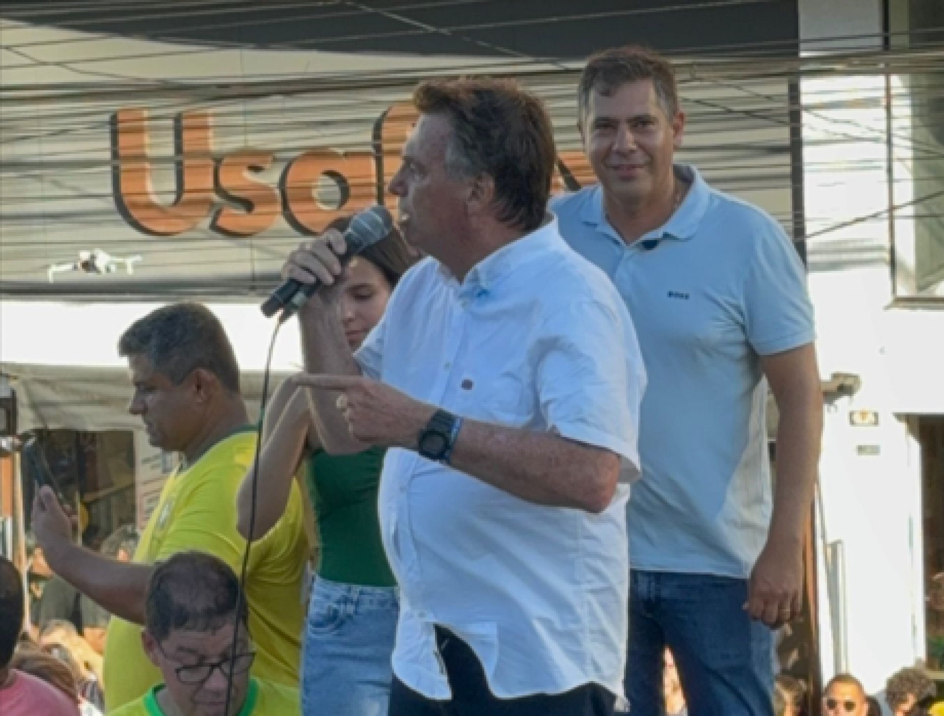 Bolsonaro discursa no trio ao lado de Dr. Serginho - Renata Cristiane