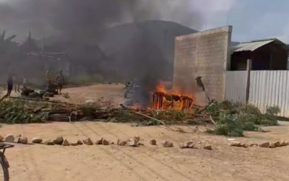 Moradores protestam 10 dias sem água 