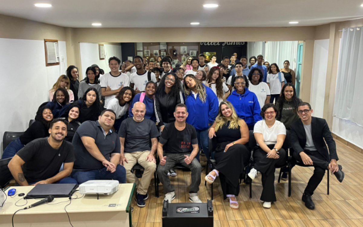 Participaram, aproximadamente, 100 alunos, sendo a maioria das turmas do terceiro ano do ensino médio