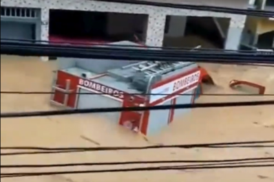 Vídeo: Chuva arrasta caminhão do Corpo de Bombeiros no interior do Espírito Santo