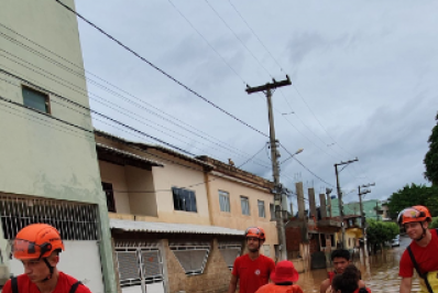 Família ilhada em inundação é resgatada por bombeiros em Bom Jesus do Itabapoana 