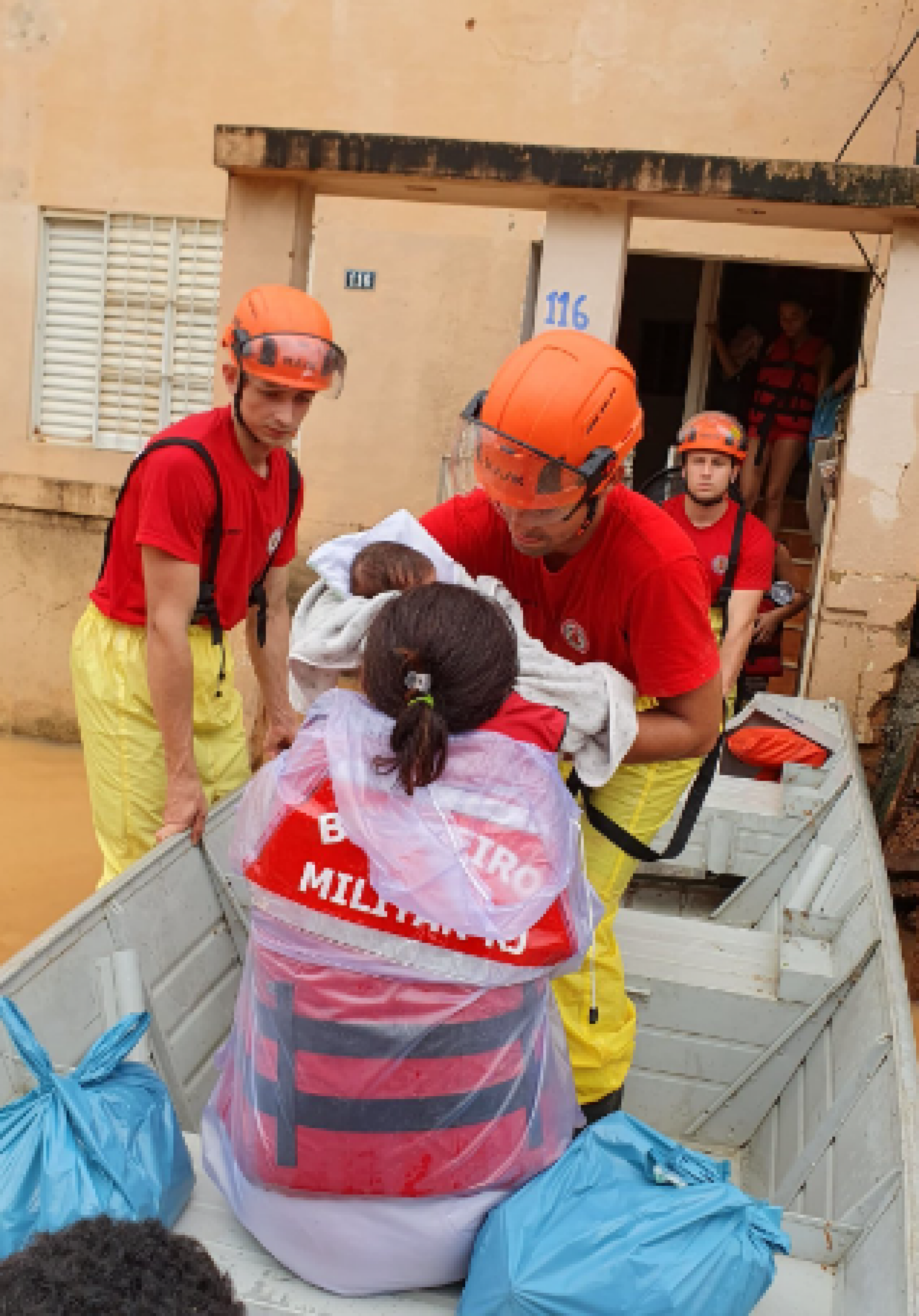 Segundo os Bombeiros, uma equipe de profissionais foi empenhada para auxiliar nas buscas 