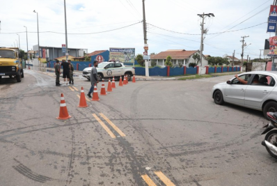Famílias afetadas pelas chuvas são atendidas em abrigos e avenida é interditada