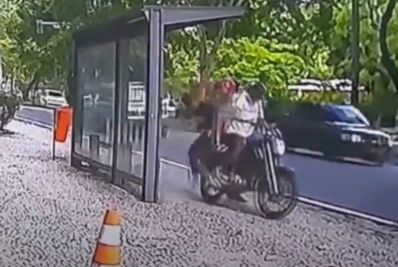 Câmera de segurança flagra bandidos de moto roubando mulher na Lagoa